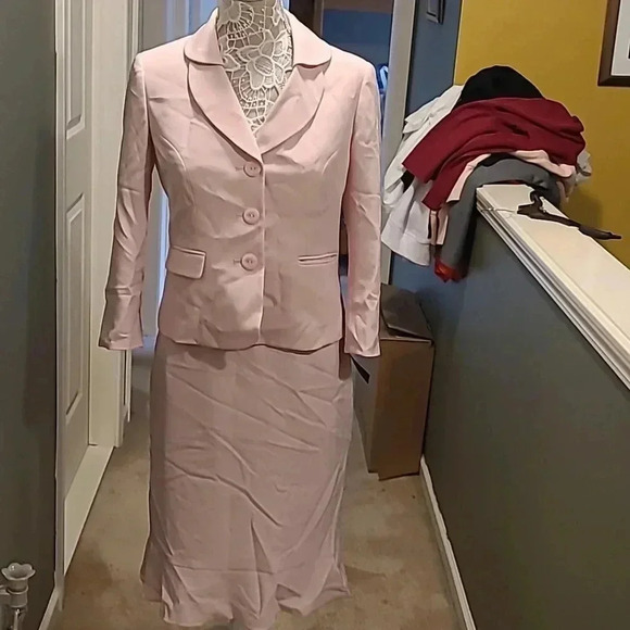 Le Suit Dresses & Skirts - LE SUIT SUIT
